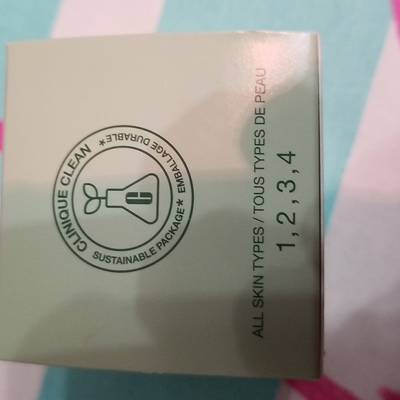 Clinique Moisture Surge Hydrator - Picture 4 of 5